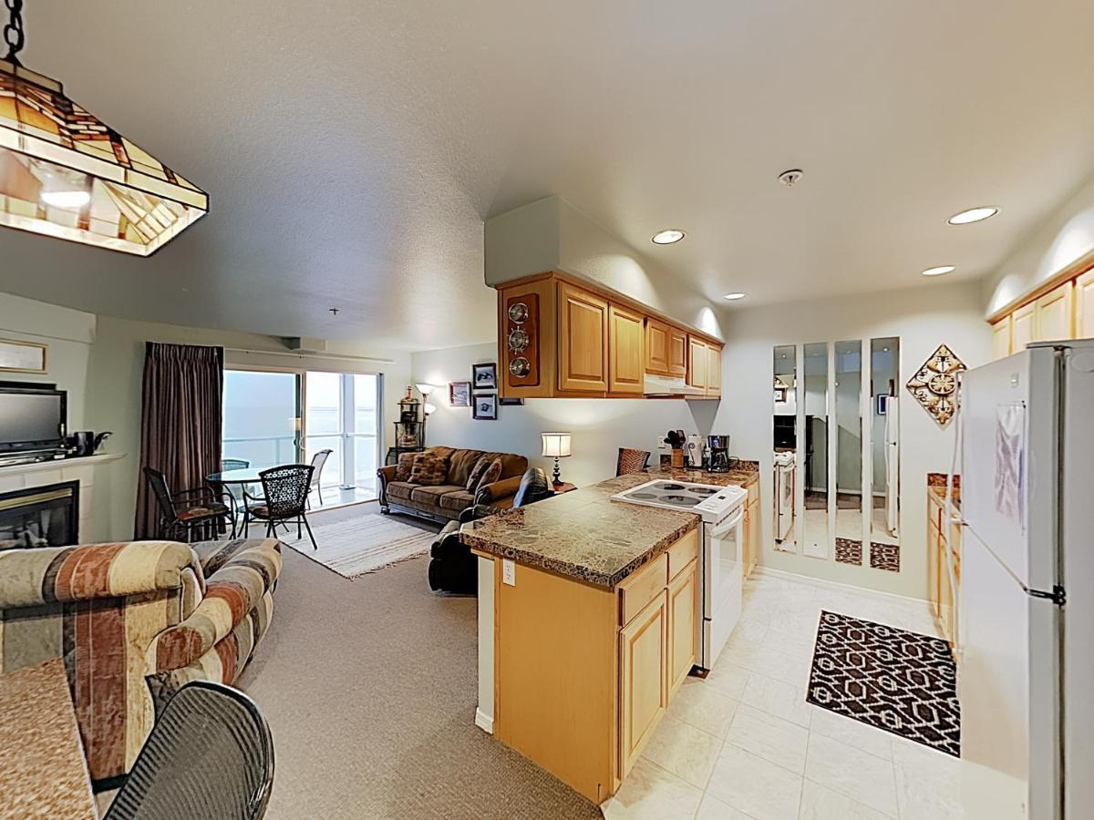 New Listing! Bay-View Beauty With Private Balcony Condo Lincoln City Buitenkant foto