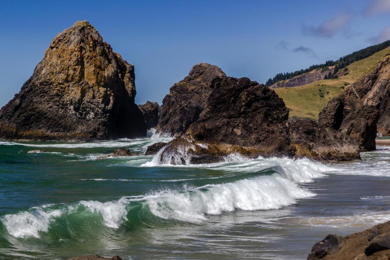 New Listing! Bay-View Beauty With Private Balcony Condo Lincoln City Buitenkant foto